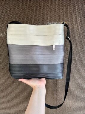 Harveys Tri-Tone Stripe Streamline Crossbody in Cream Gray & Black Silverscreen